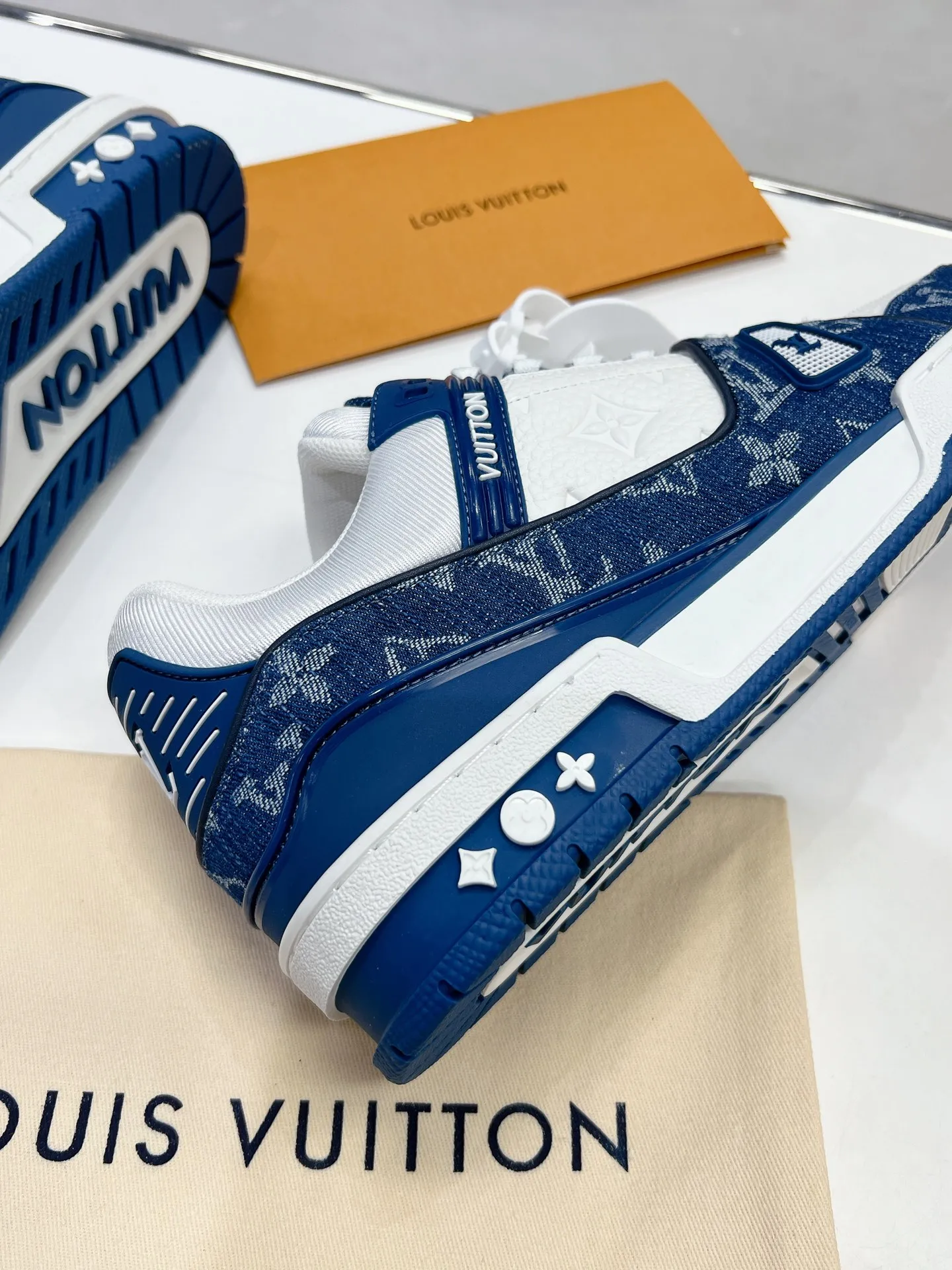 👟👟Ex-factory price 840👟👟 LV top version 2023 new model. Purchasing quality LV~Louis Vuitton Lv TRAINER's best-looking sneakers, Donkey Brand strongly recommends new products, official website limited edition retro basketball sneakers! Both high-cut and low-cut products cost money to purchase an accurate 1:1 replica of the original version. The details are invincible and full of sincerity. The imported and customized original cowhide leather is the same as the original version. The details are 100% restored. The private model customizes the original one-piece T👟👟 ex-factory price U outsole. It is different from other brands. Without the original version, this effect cannot be achieved!    Men's and women's models 35-40 39-45 (45 and 46 are customized and cannot be returned or exchanged)